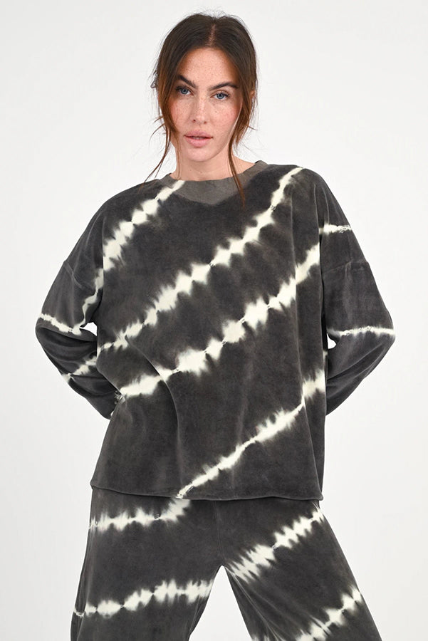 Love Joy Victory Batik Sweatshirt Wayne Streifen Samt-Haptik Velvet-Stoff 100% Bio-Baumwolle Casual-Fit
Model