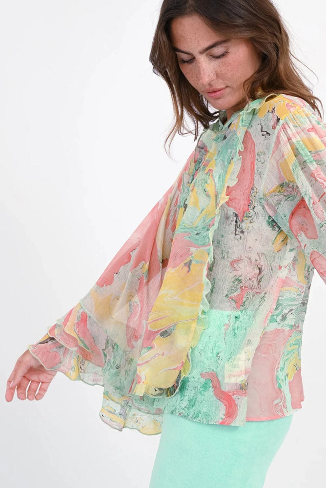 Love Joy Victory Bluse Kaloa Viskose Multicolor Pastelltöne Rüschen-Details-Model-2