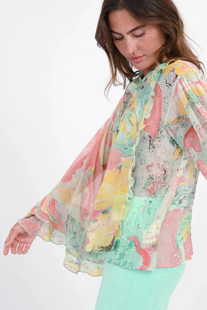 Love Joy Victory Bluse Kaloa Viskose Multicolor Pastelltöne Rüschen-Details-Model-2