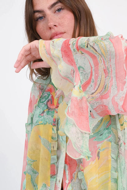 Love Joy Victory Bluse Kaloa Viskose Multicolor Pastelltöne Rüschen-Details-Model-3