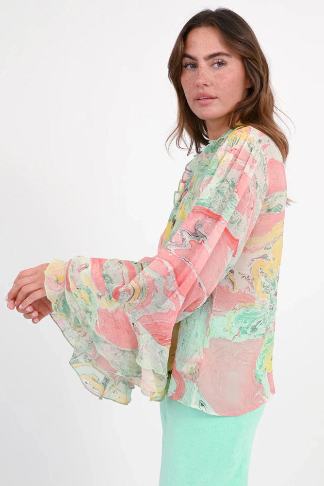 Love Joy Victory Bluse Kaloa Viskose Multicolor Pastelltöne Rüschen-Details-Model-7