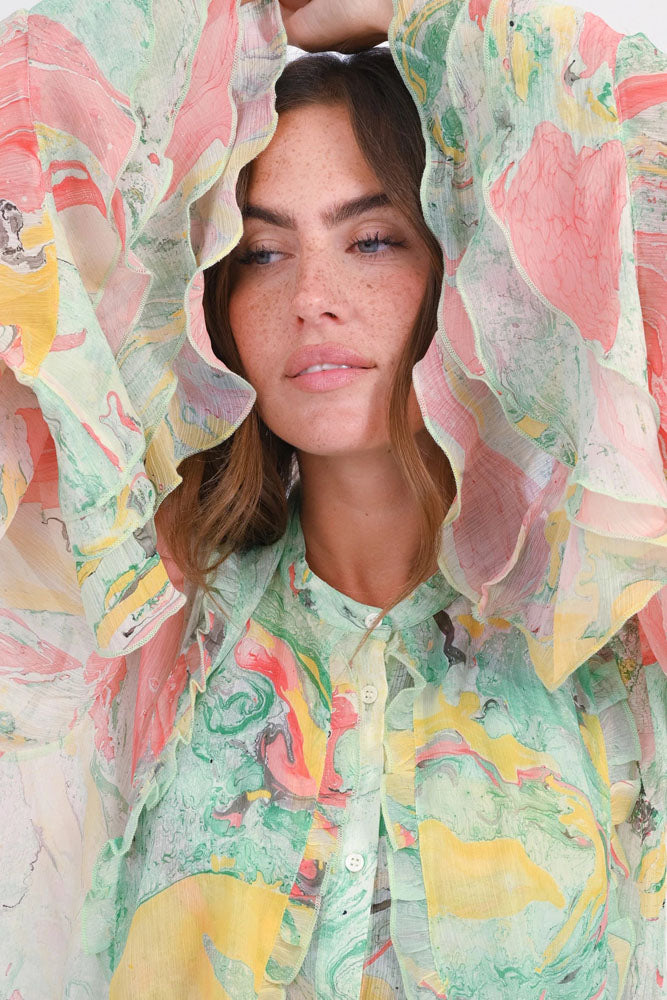 Love Joy Victory Bluse Kaloa Viskose Multicolor Pastelltöne Rüschen-Details-Model-8