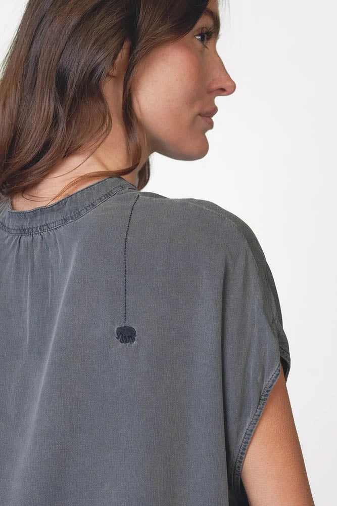 Love Joy Victory Bluse Kurzarm Martna Anthrazit Detail