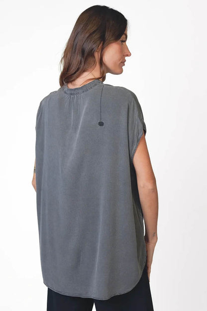 Love Joy Victory Bluse Kurzarm Martna Anthrazit Model Rückseite