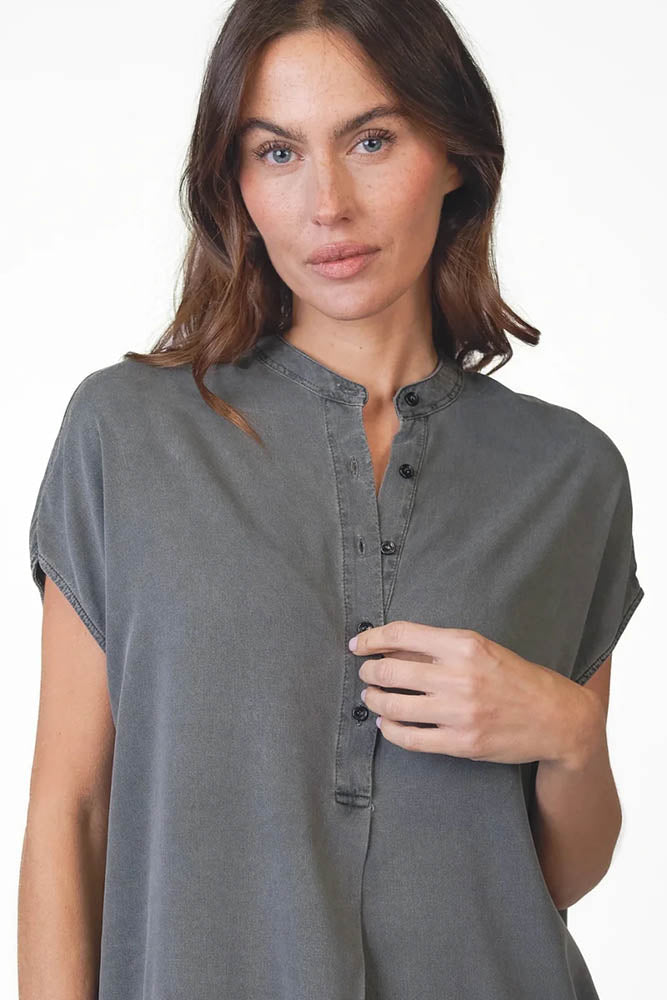 Love Joy Victory Bluse Kurzarm Martna Anthrazit Model Detail
