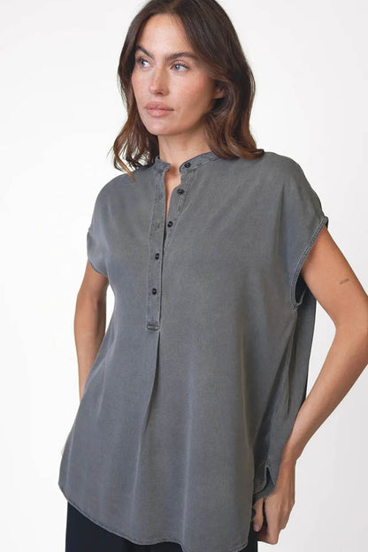 Love Joy Victory Bluse Kurzarm Martna Anthrazit Model