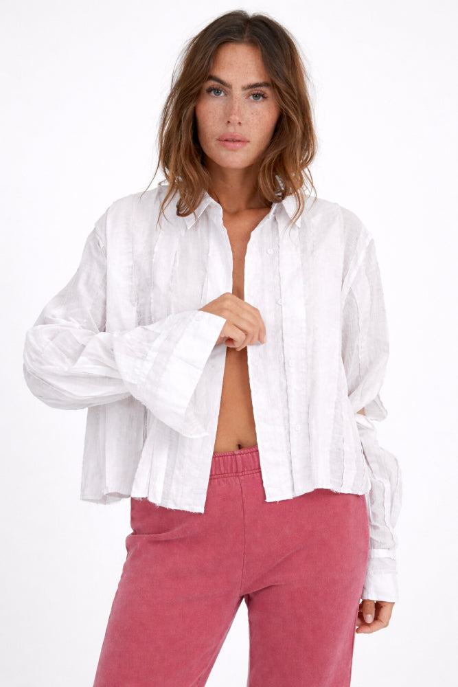 Love Joy Victory Bluse Tiny Plissee-Details Weiß Model