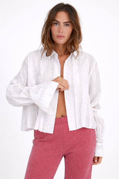 Love Joy Victory Bluse Tiny Plissee-Details Weiß Model