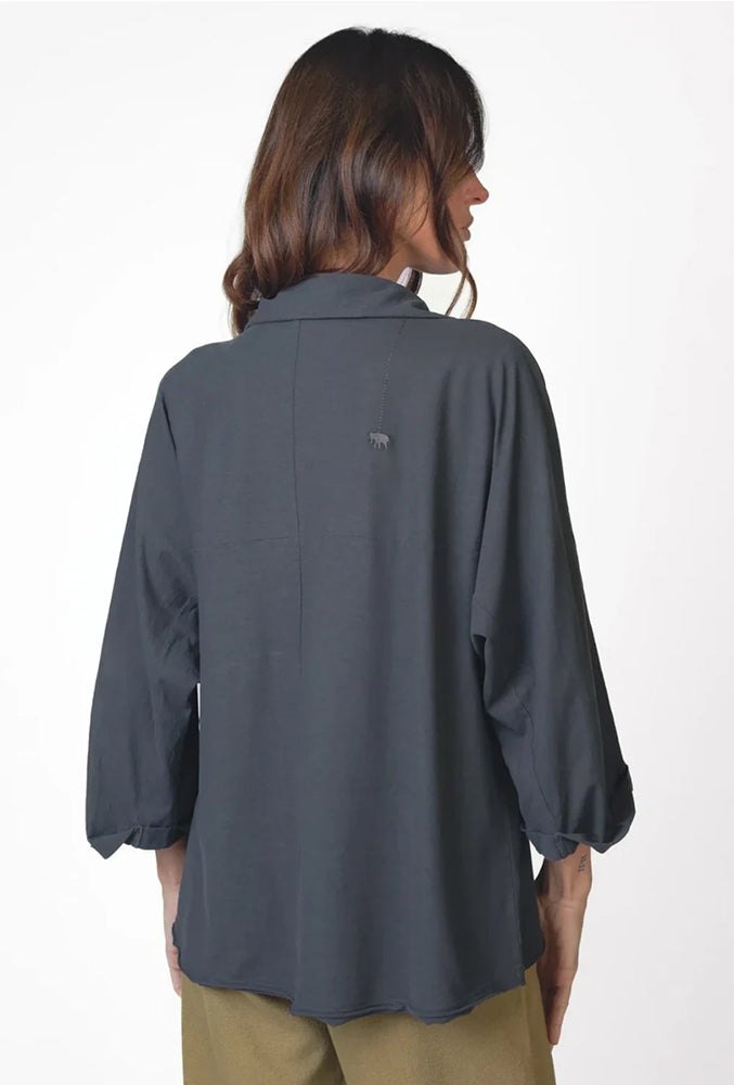 Love Joy Victory Blusenshirt Tali Anthrazit Bio-Baumwolle Rückseite