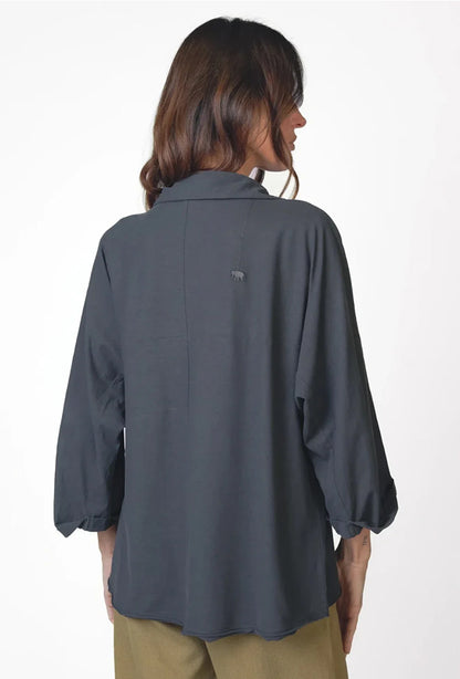 Love Joy Victory Blusenshirt Tali Anthrazit Bio-Baumwolle Rückseite