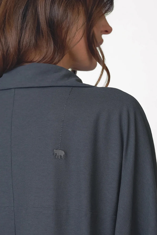 Love Joy Victory Blusenshirt Tali Anthrazit Bio-Baumwolle Detail