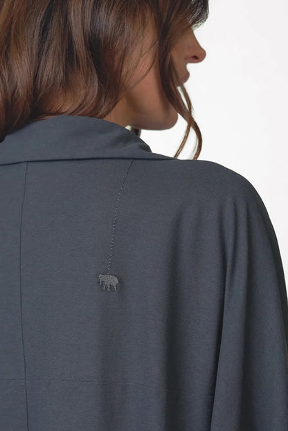 Love Joy Victory Blusenshirt Tali Anthrazit Bio-Baumwolle Detail