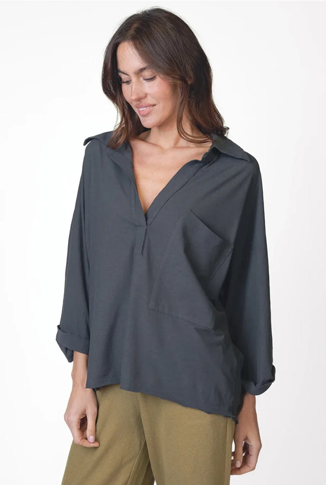 Love Joy Victory Blusenshirt Tali Anthrazit Bio-Baumwolle Model 2