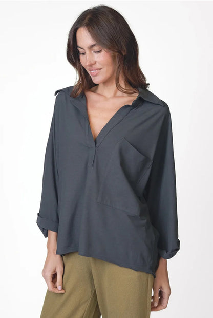 Love Joy Victory Blusenshirt Tali Anthrazit Bio-Baumwolle Model 2
