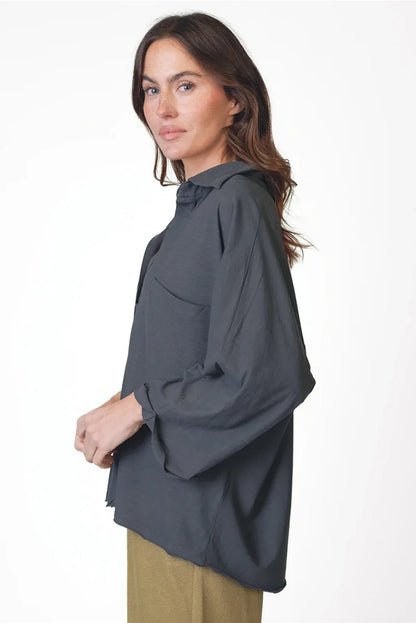 Love Joy Victory Blusenshirt Tali Anthrazit Bio-Baumwolle Model 3