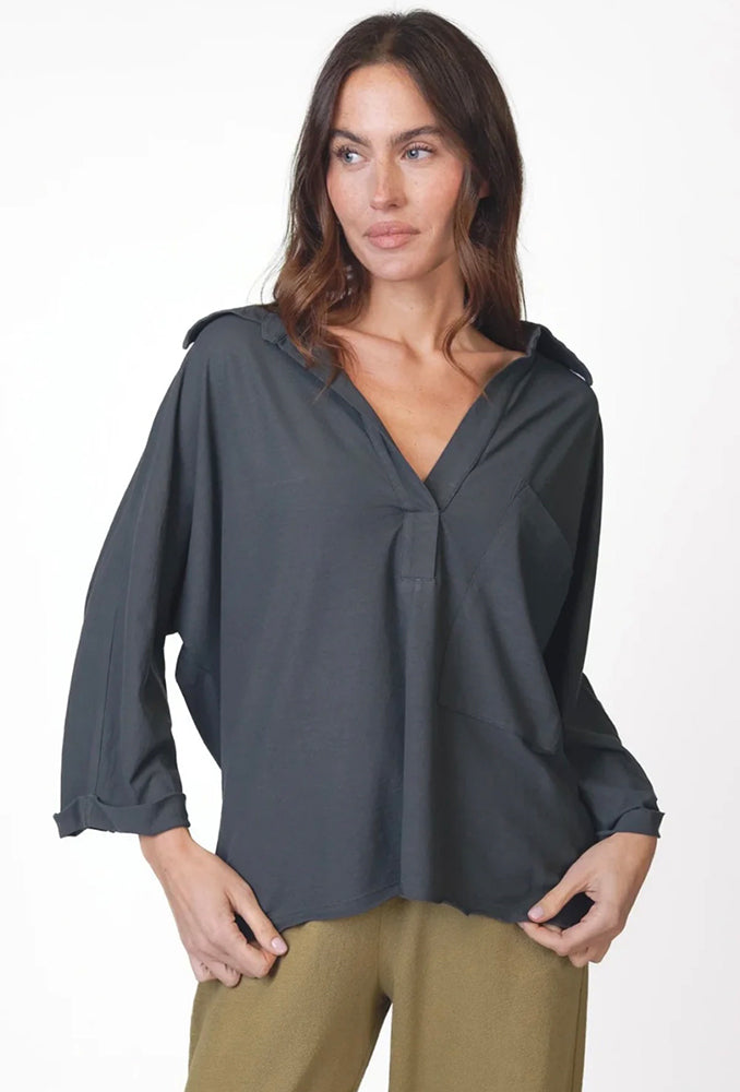 Love Joy Victory Blusenshirt Tali Anthrazit Bio-Baumwolle Model