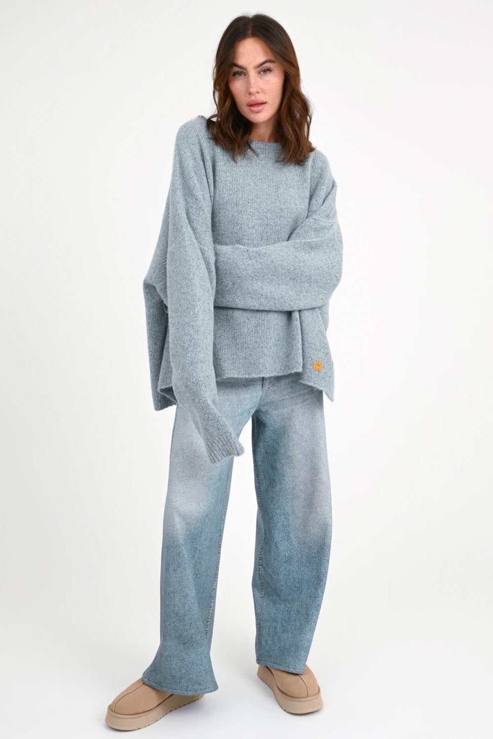 Love Joy Victory Denim Sweatpants Inke Jeans-Optik Bio-Baumwolle Relaxed-Fit Model 2