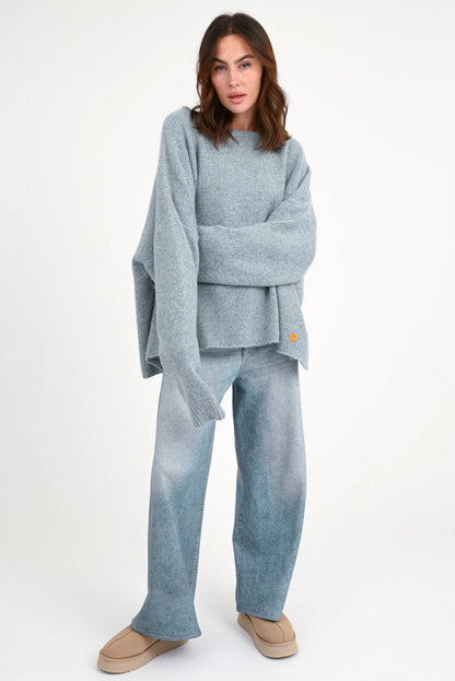Love Joy Victory Denim Sweatpants Inke Jeans-Optik Bio-Baumwolle Relaxed-Fit Model 2