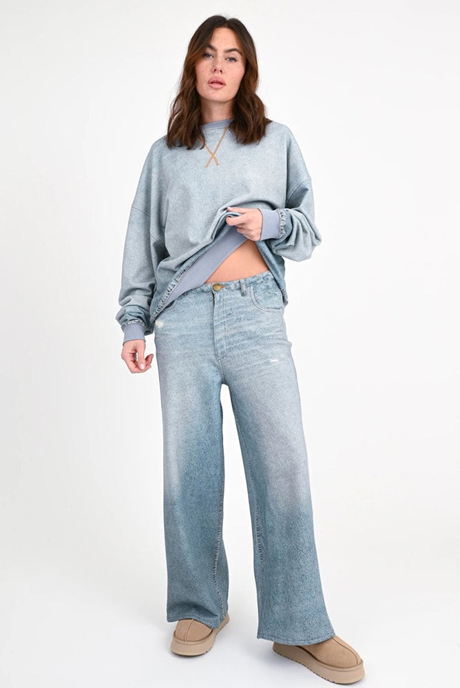 Love Joy Victory Denim Sweatpants Inke Jeans-Optik Bio-Baumwolle Relaxed-Fit Model 3