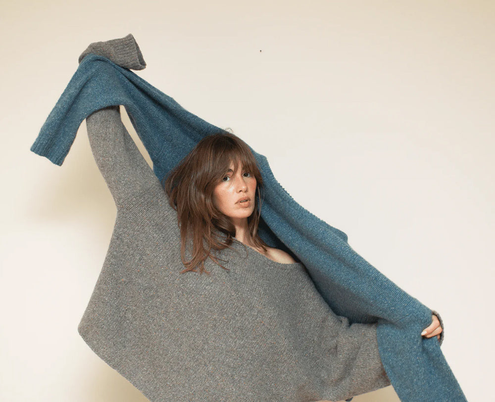Love Joy Victory Kaschmir-Pullover Amory Granito Taupe Grau Oversize-Passform Raw-Edges Model 2