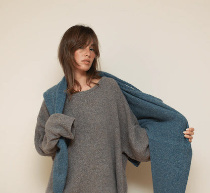 Love Joy Victory Kaschmir-Pullover Amory Granito Taupe Grau Oversize-Passform Raw-Edges Model