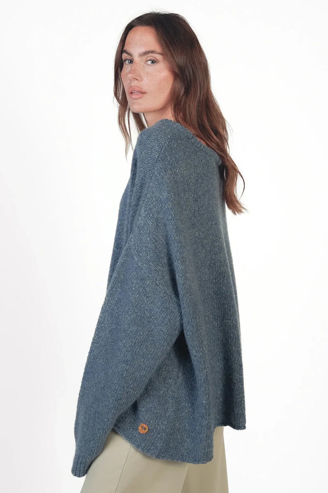 Love Joy Victory Kaschmir-Pullover Amory Shibori Blau Grau Oversize-Passform Raw-Edges Model 4