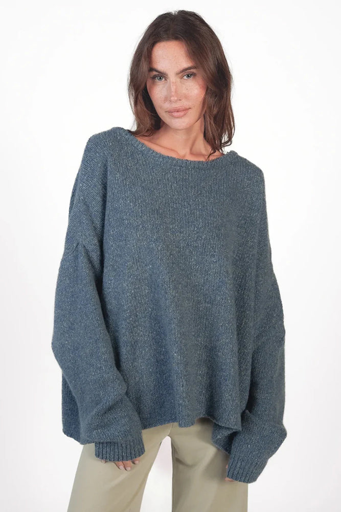 Love Joy Victory Kaschmir-Pullover Amory Shibori Blau Grau Oversize-Passform Raw-Edges Model