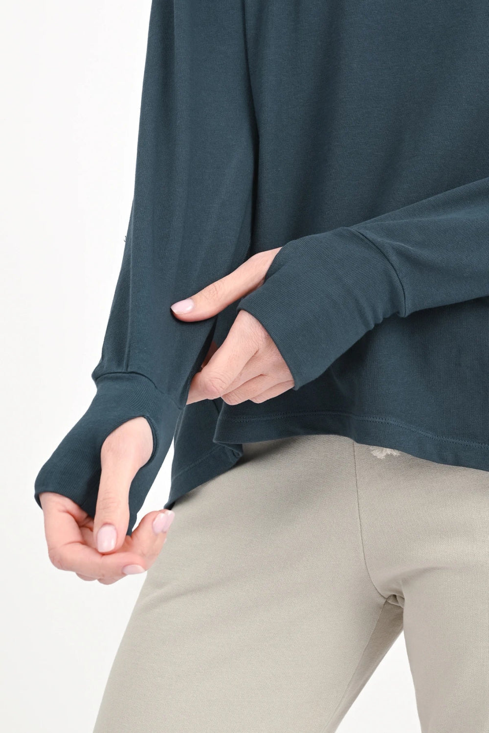 Love Joy Victory Langarmshirt Aster Dark Sky Petrol 100% Bio-Baumwolle Relaxed-Fit Rundhals Daumenloch Detail