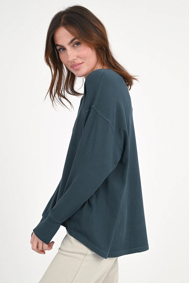 Love Joy Victory Langarmshirt Aster Dark Sky Petrol 100% Bio-Baumwolle Relaxed-Fit Rundhals Daumenloch Model 3