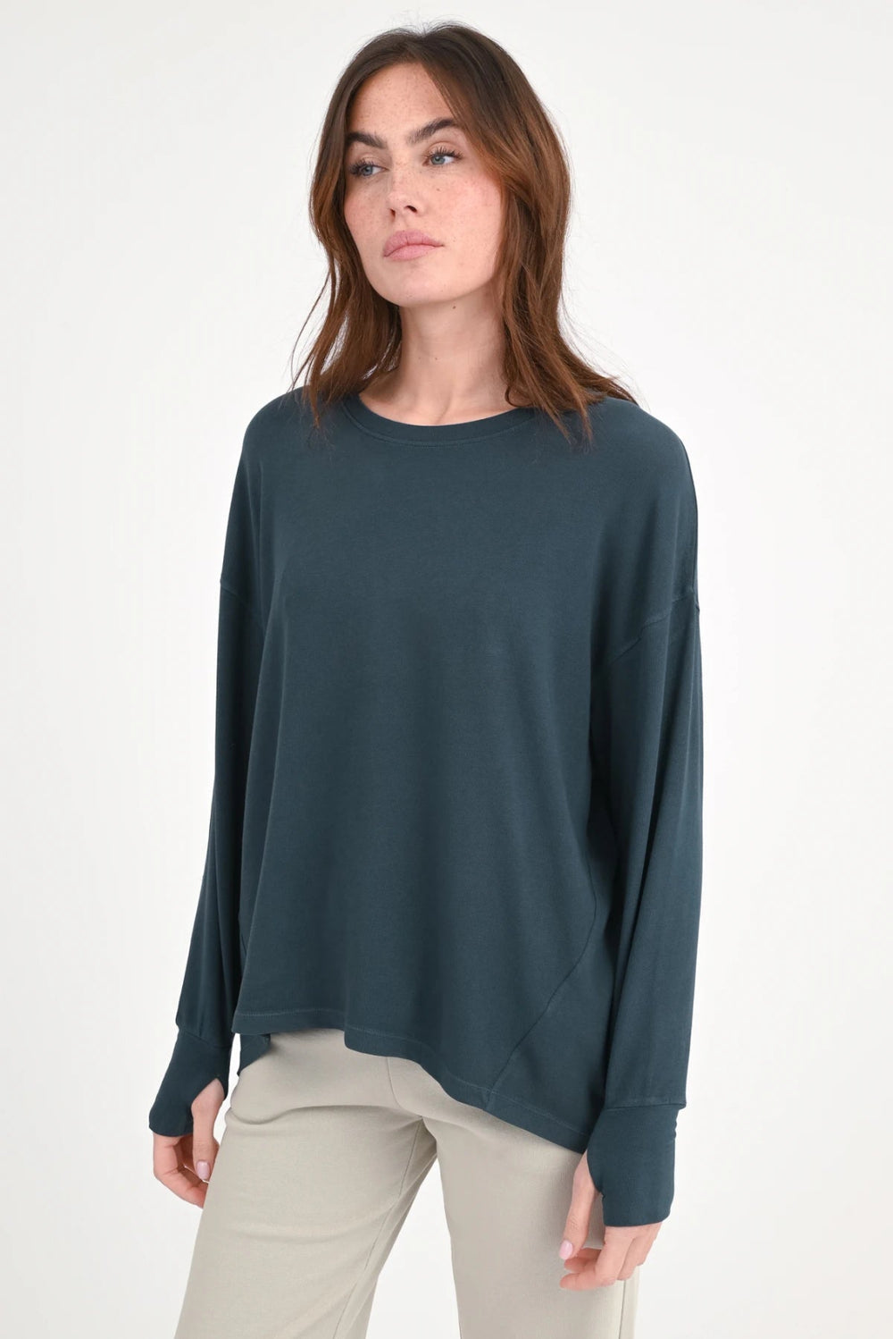 Love Joy Victory Langarmshirt Aster Dark Sky Petrol 100% Bio-Baumwolle Relaxed-Fit Rundhals Daumenloch Model 4