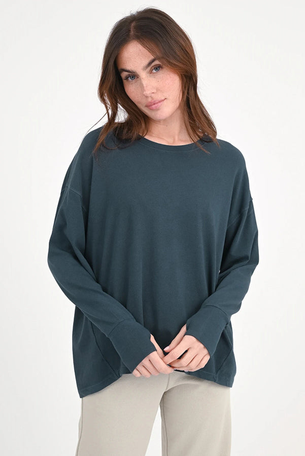 Love Joy Victory Langarmshirt Aster Dark Sky Petrol 100% Bio-Baumwolle Relaxed-Fit Rundhals Daumenloch Model