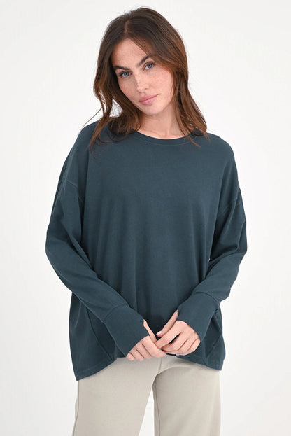 Love Joy Victory Langarmshirt Aster Dark Sky Petrol 100% Bio-Baumwolle Relaxed-Fit Rundhals Daumenloch Model