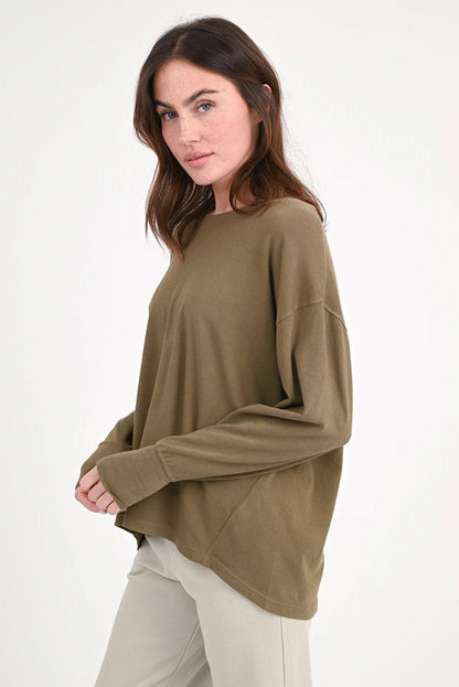Love Joy Victory Langarmshirt Aster Oliv 100% Bio-Baumwolle Relaxed-Fit Rundhals Daumenloch Model 2