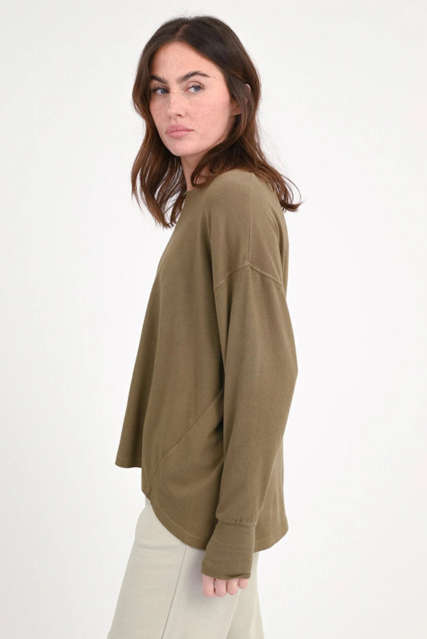Love Joy Victory Langarmshirt Aster Oliv 100% Bio-Baumwolle Relaxed-Fit Rundhals Daumenloch Model 3
