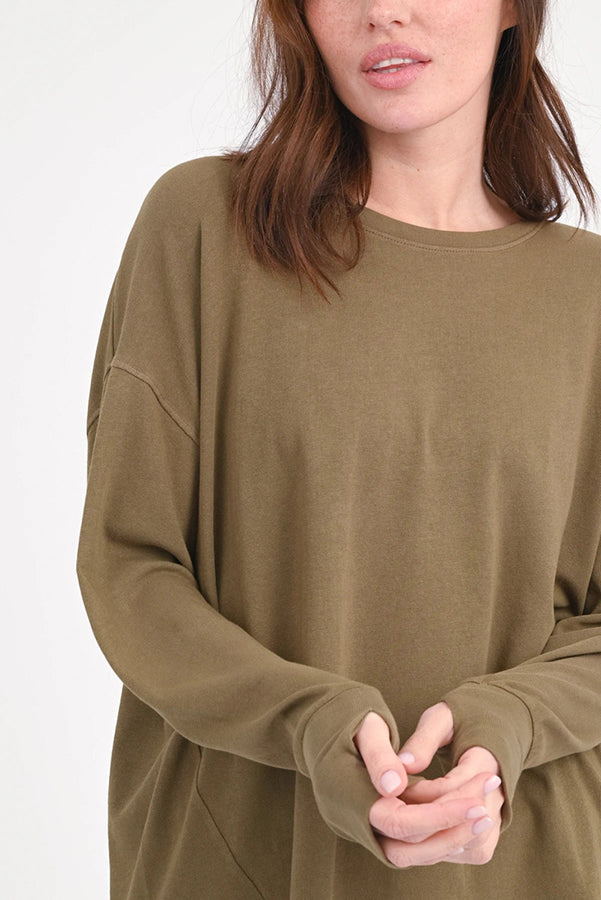 Love Joy Victory Langarmshirt Aster Oliv 100% Bio-Baumwolle Relaxed-Fit Rundhals Daumenloch Model 4