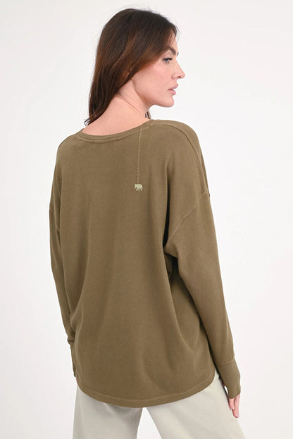 Love Joy Victory Langarmshirt Aster Oliv 100% Bio-Baumwolle Relaxed-Fit Rundhals Daumenloch Model 5