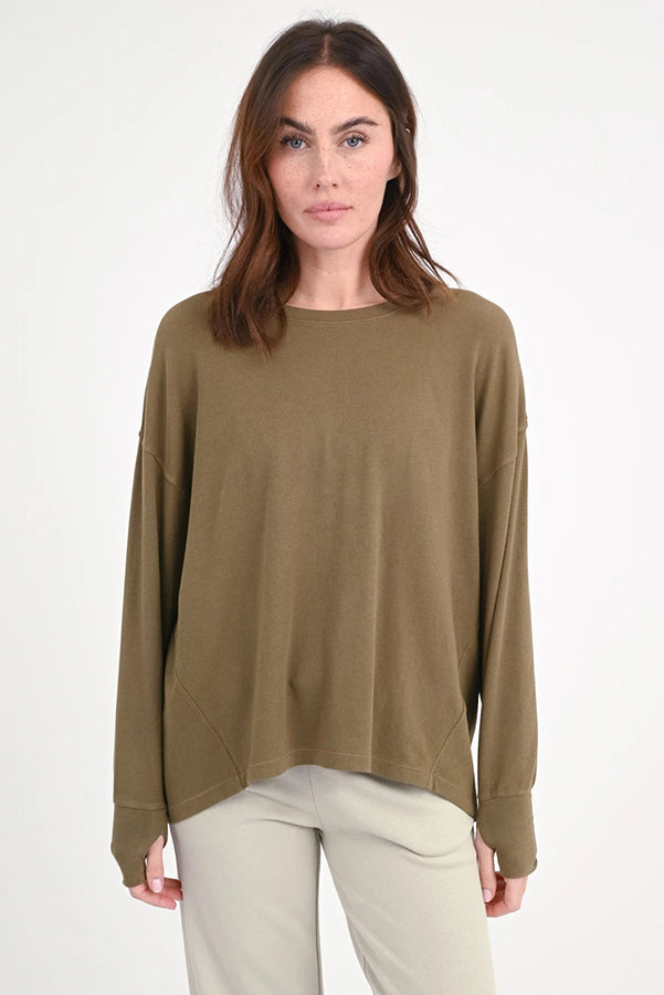 Love Joy Victory Langarmshirt Aster Oliv 100% Bio-Baumwolle Relaxed-Fit Rundhals Daumenloch Model