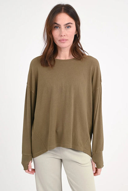 Love Joy Victory Langarmshirt Aster Oliv 100% Bio-Baumwolle Relaxed-Fit Rundhals Daumenloch Model
