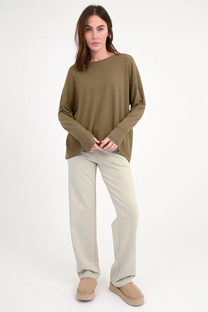 Love Joy Victory Langarmshirt Aster Oliv 100% Bio-Baumwolle Relaxed-Fit Rundhals Daumenloch Model 6