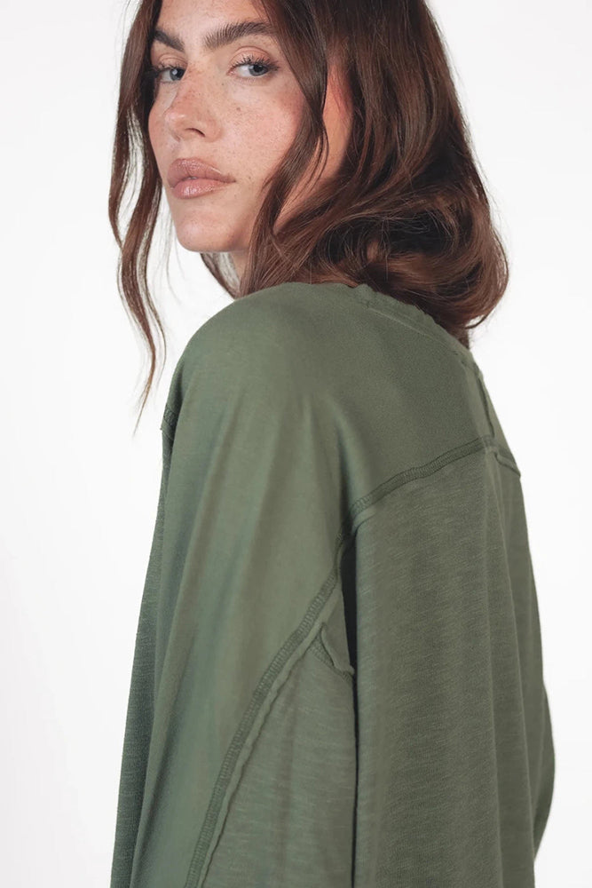 Love Joy Victory Longsleeve Daru Thyme Oliv Black Bio-Baumwolle Oversize-Fit Daumenloch Model 2