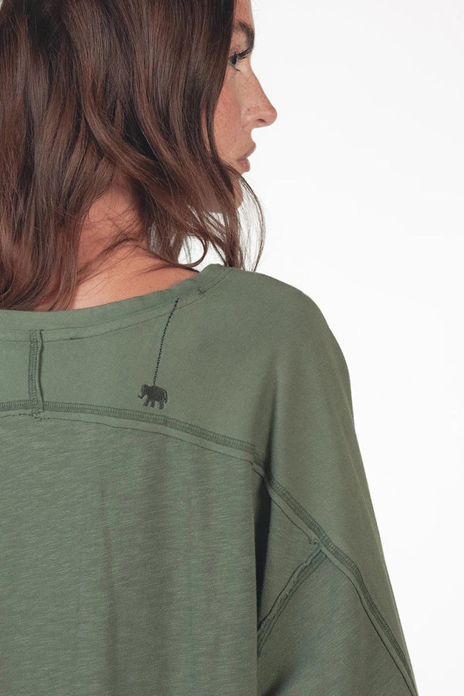 Love Joy Victory Longsleeve Daru Thyme Oliv Black Bio-Baumwolle Oversize-Fit Daumenloch Model 3