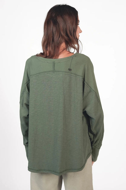 Love Joy Victory Longsleeve Daru Thyme Oliv Black Bio-Baumwolle Oversize-Fit Daumenloch Model 4