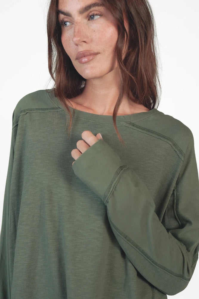 Love Joy Victory Longsleeve Daru Thyme Oliv Black Bio-Baumwolle Oversize-Fit Daumenloch Model
