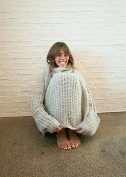 Love Joy Victory Oversize Strickpullover Moon Light Grey Hellgrau Merinowolle Kaschmir Cozy-Look Model 2