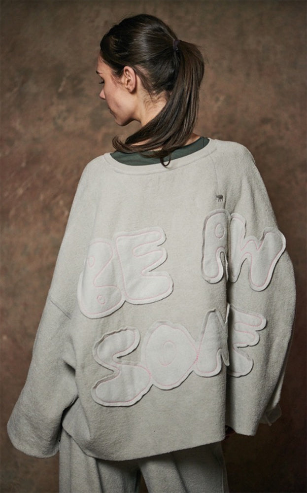 Love Joy Victory Oversize-Sweatshirt Bira Hellgrau Frottee-Stoff Be Awesome Applikation Raw-Edges Ballon-Ärmel Model 13