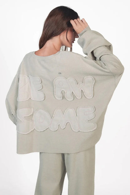 Love Joy Victory Oversize-Sweatshirt Bira Hellgrau Frottee-Stoff Be Awesome Applikation Raw-Edges Ballon-Ärmel Model 5