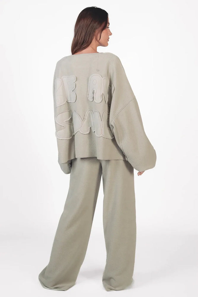Love Joy Victory Oversize-Sweatshirt Bira Hellgrau Frottee-Stoff Be Awesome Applikation Raw-Edges Ballon-Ärmel Model 6