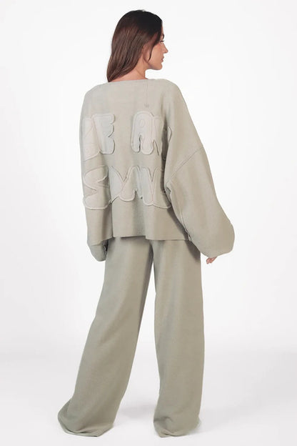 Love Joy Victory Oversize-Sweatshirt Bira Hellgrau Frottee-Stoff Be Awesome Applikation Raw-Edges Ballon-Ärmel Model 6
