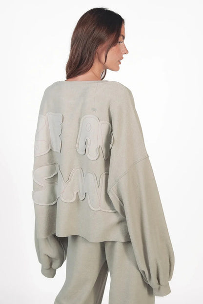 Love Joy Victory Oversize-Sweatshirt Bira Hellgrau Frottee-Stoff Be Awesome Applikation Raw-Edges Ballon-Ärmel Model 7