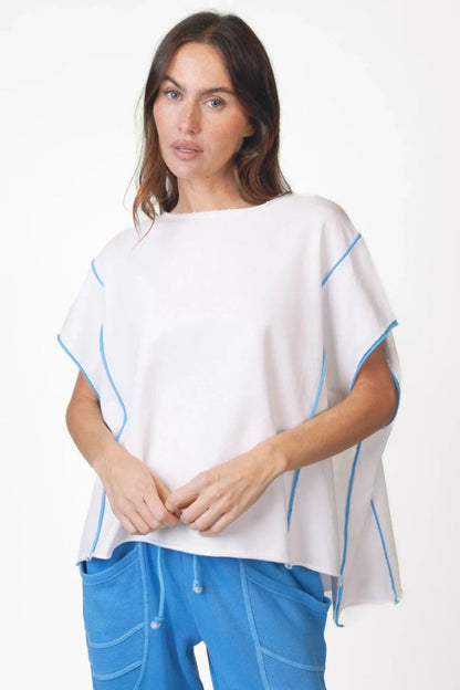 Love Joy Victory Oversize T-Shirt Unity Print Weiß Model 2